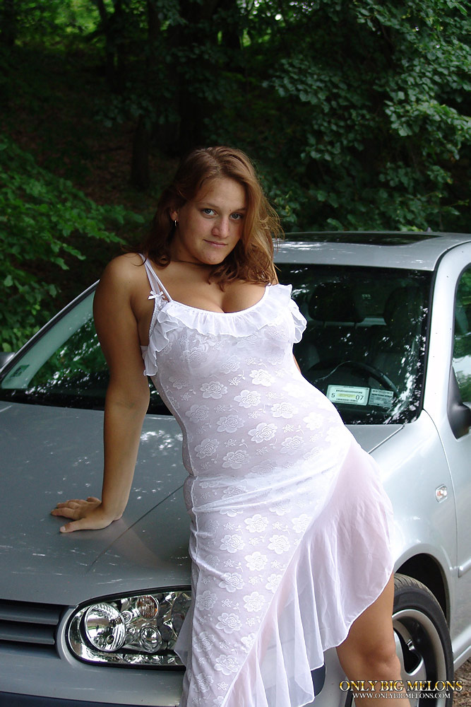 الفتاة الوحيدة الشابة جانا كوكوفا تطلق ثدييها الضخمين بالقرب من الغابة