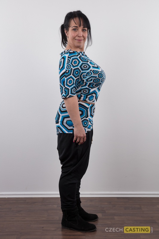 Mariemilan Com Sobrepeso Tira A Roupa Nua No Banquinho Mostrando Seios Grandes