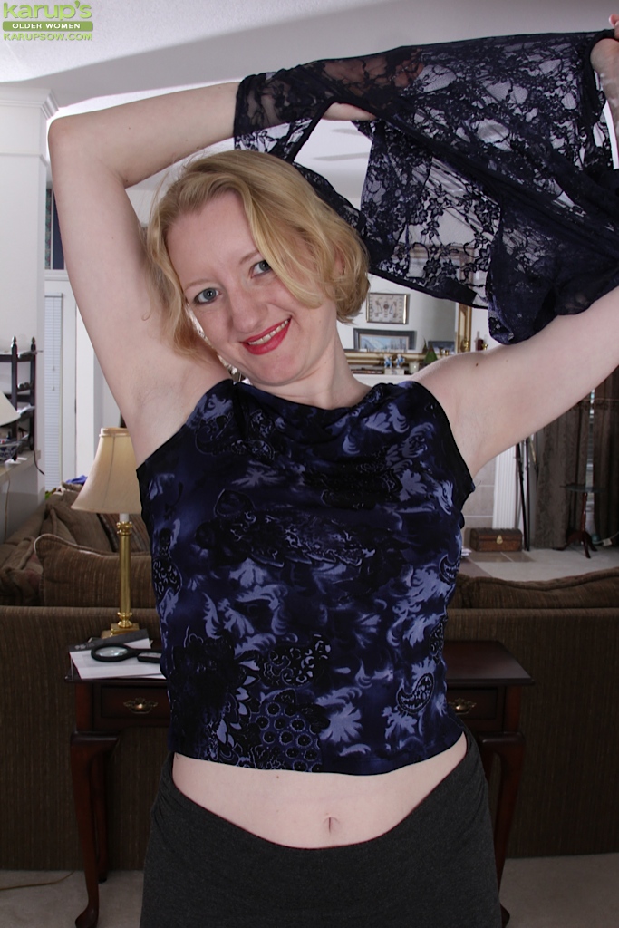 Blonde Milf Anya Volcov Spreads And Shows Her Sexy Feet