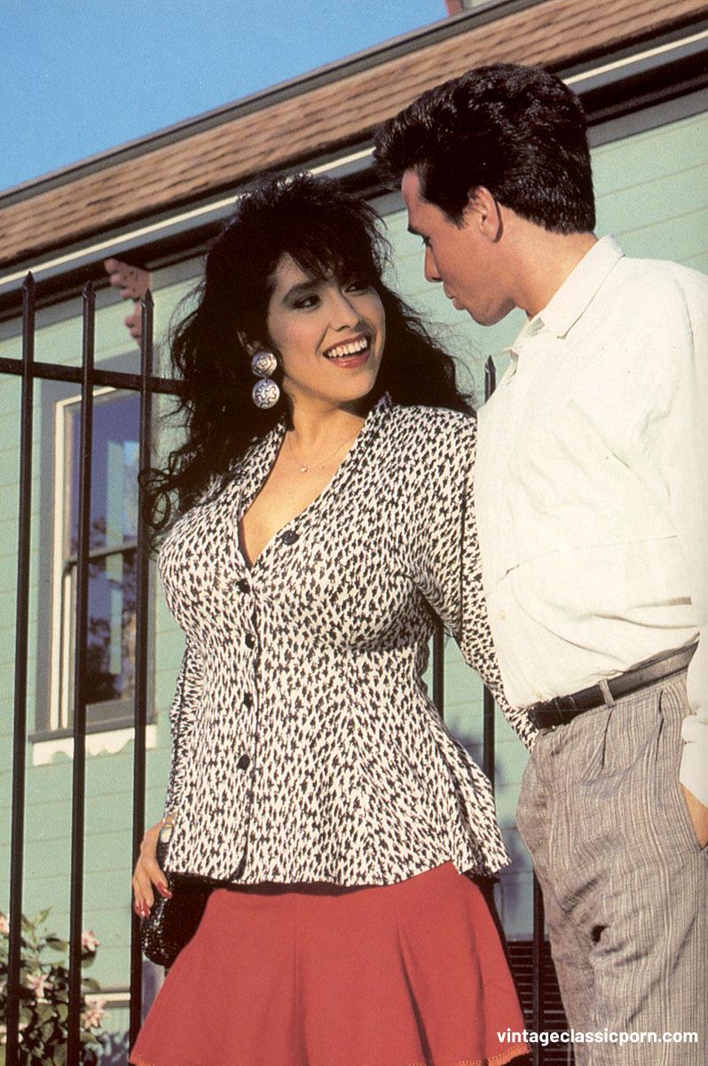 斯堪的纳维亚色情明星Rodox拥有巨乳在热辣的复古性爱中