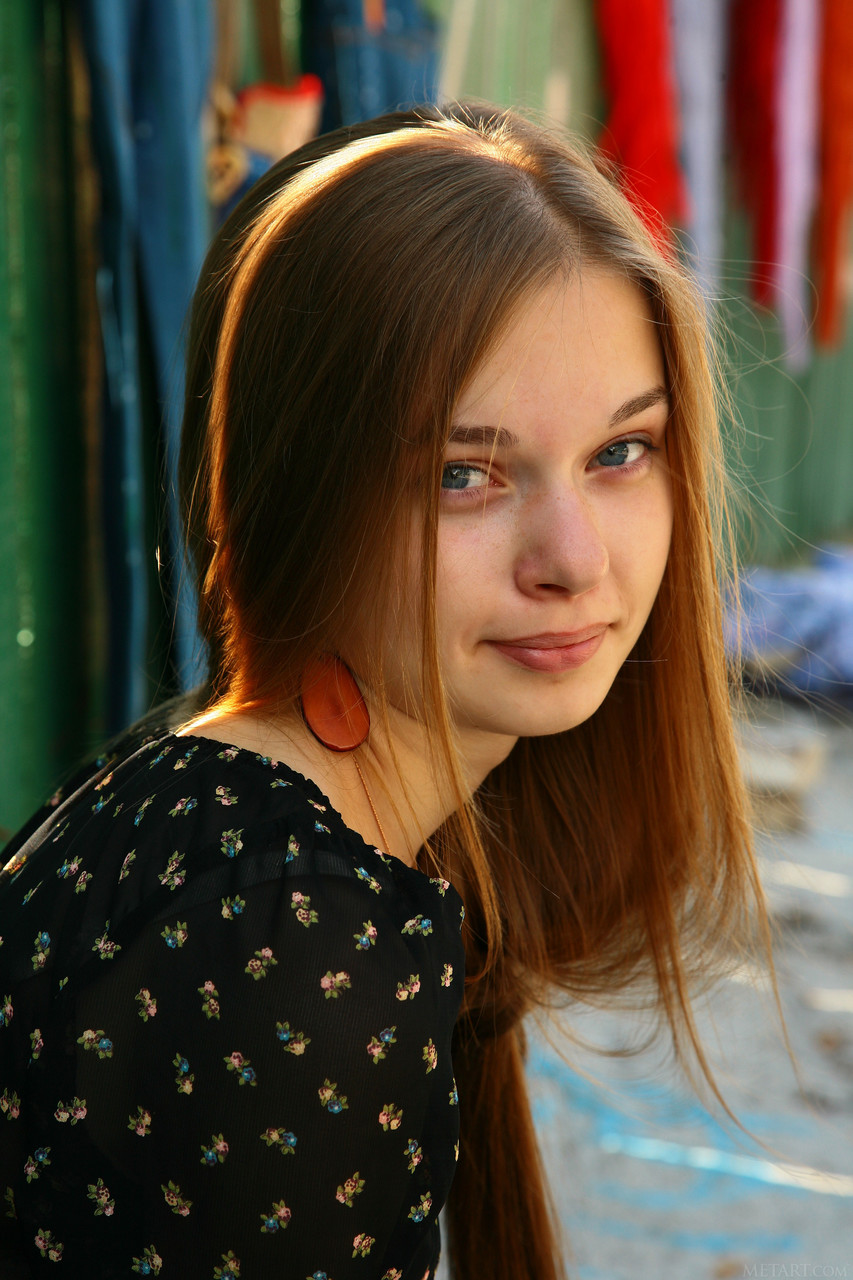 Milena D, Fatat Jamila Malakia, Tarini Farjaha Alshaar Wa Tafkhar Bi Qadam Aljasim