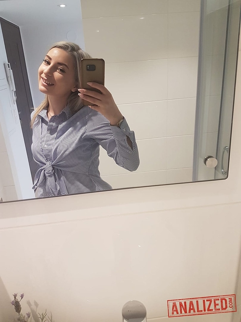 Adolescente Petite Ari Fox Tira A Roupa E Posa Nua Em Casa