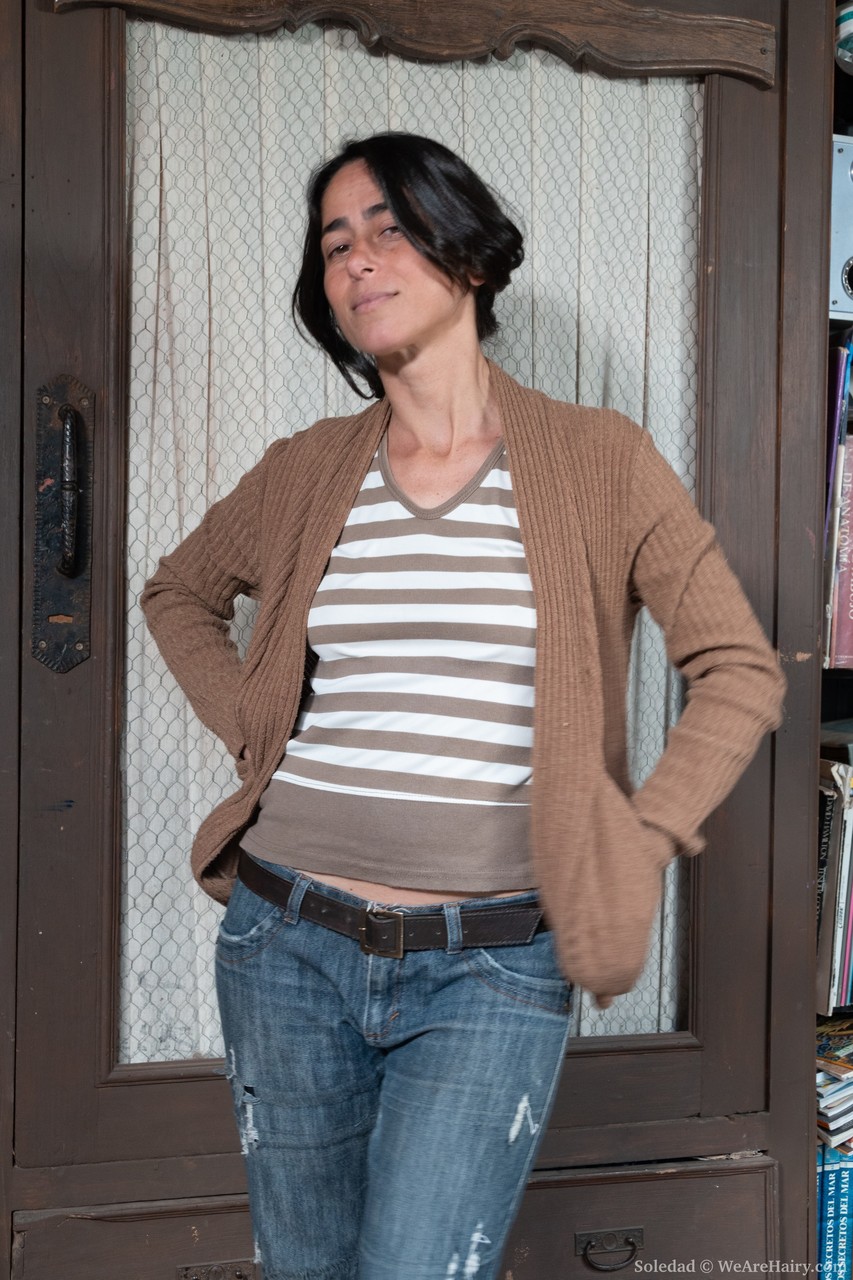 アマチュアの黒髪人妻ソレダッドが毛深いマンコを露出し乳房を見せる