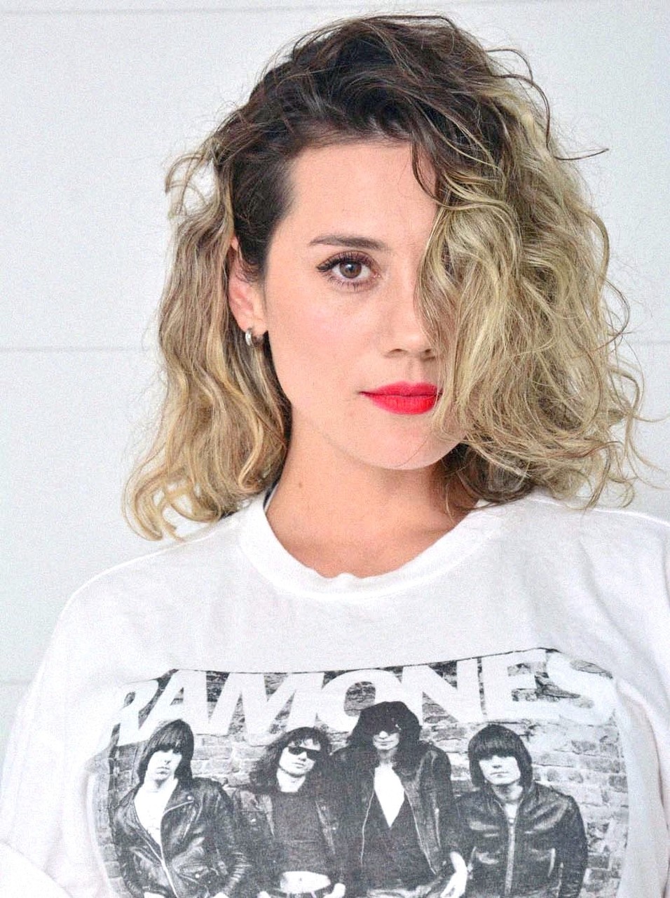 Latina Tatouée Andrea Garcia Expose Ses Beaux Gros Seins Sur Le Lit