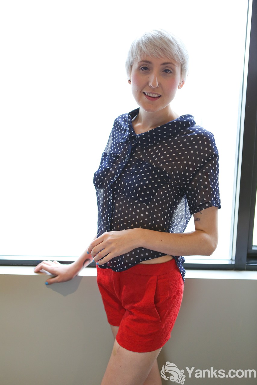 Petite Molly Dae Zeigt Knackige Brüste Nackt Am Fenster Kurze Haare