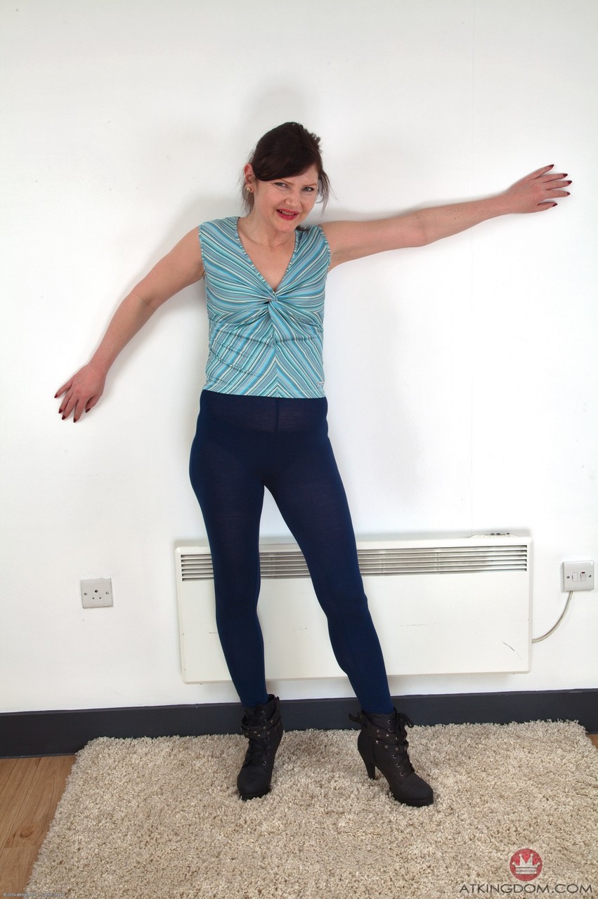 调皮的成熟Kristine脱衣以展示她热辣的身体和毛茸茸的屄