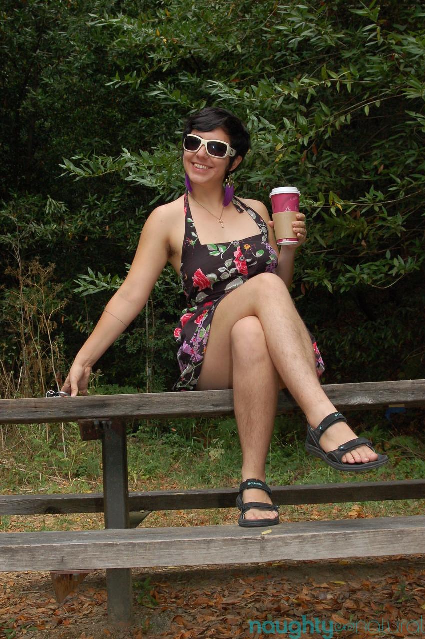 可愛い素人ブルネットニッキーシルバーが公園で服を脱ぎ毛むくじゃらの膣を見せる