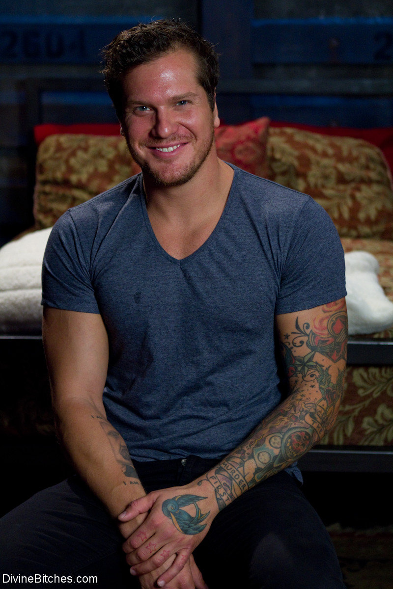 السيدة مادلين مارلو تنزع ملابسها وتذل رجلاً مقيداً