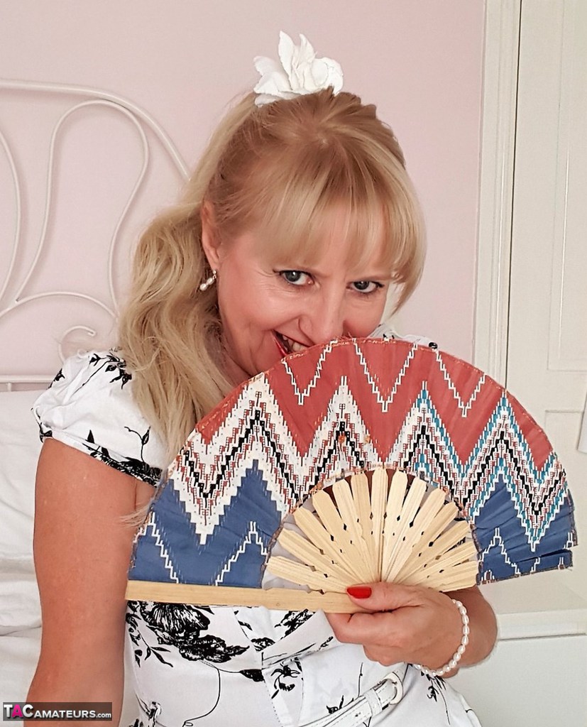 गोल-मटोल परिपक्व माँ लोर्ना ब्लू क्लीवेज दिखाती है और गरम चूत को संतुष्ट करने के लिए फैलती है