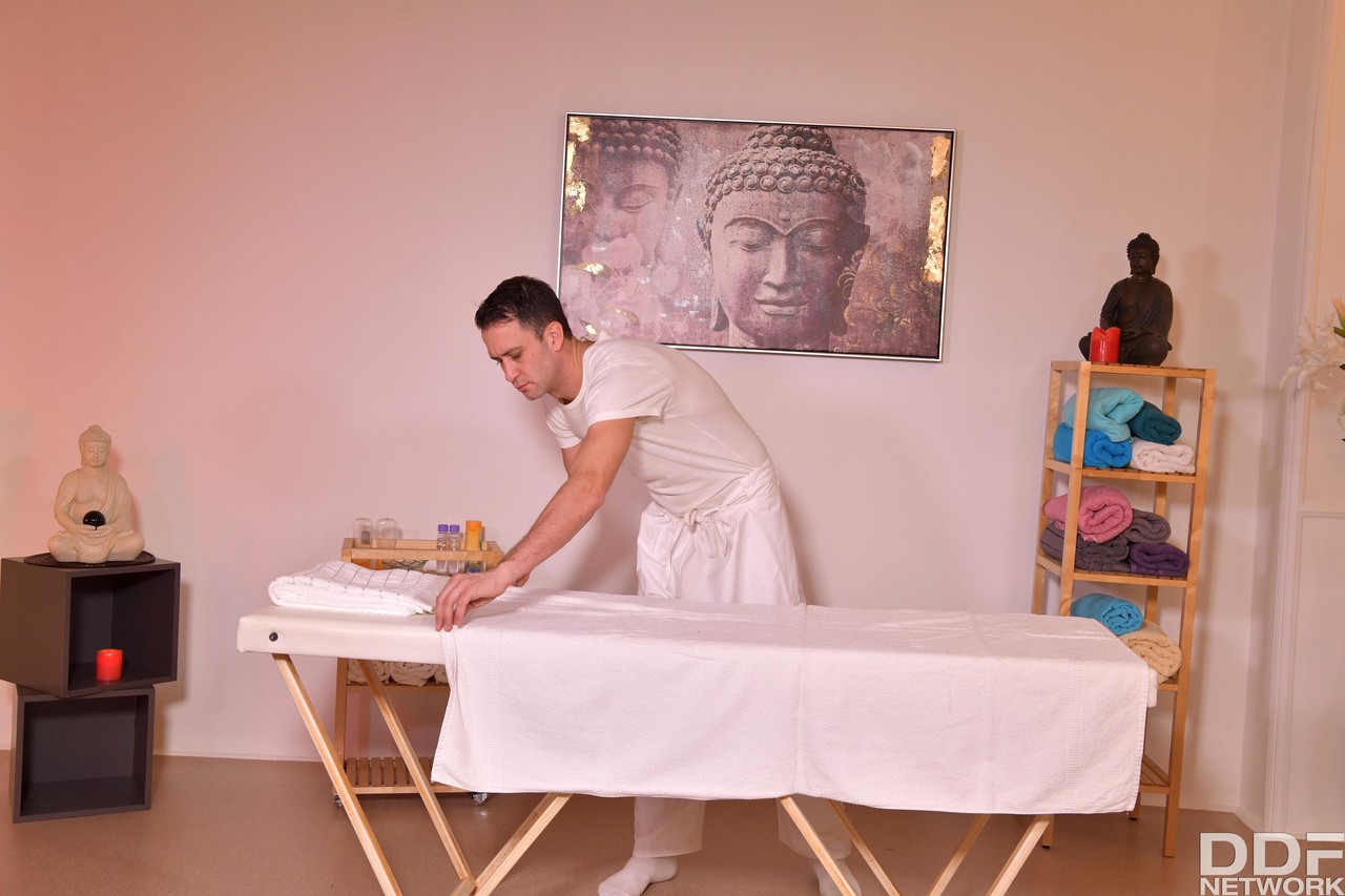 Худая Рокси Липс Жёстко Трахается С Накачанным Массажистом И Получает Сперму На Пальцы Ног