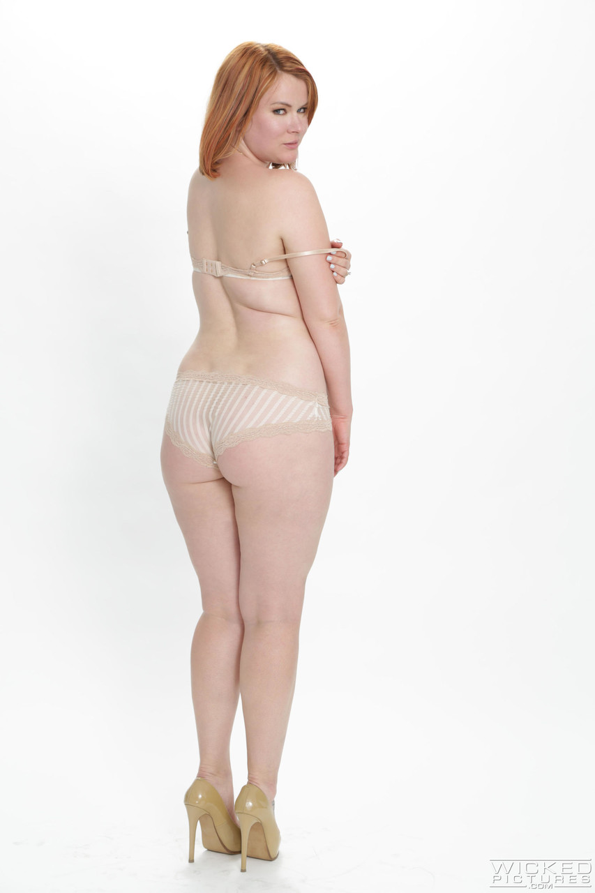 كبيرة مؤخرة شقراء كلاير روبينز تحصل على ملء مهبلها من الخلف