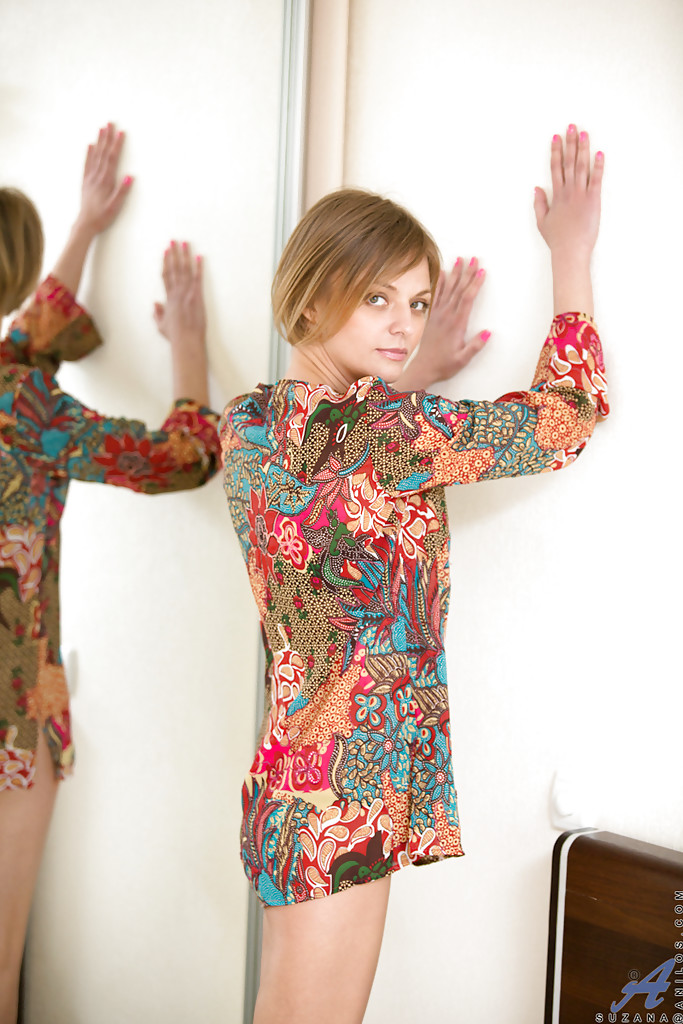 سوزانا الأم ذات الشعر القصير فوق الثلاثين تُظهر ثدييها الطبيعيين الجميلة ومهبلها المشعر