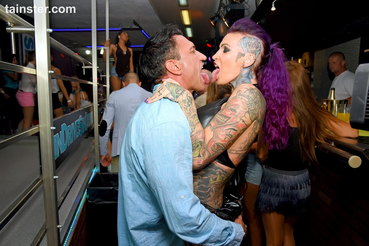 ليلة النادي مع الفتيات تتحول إلى نيك علني