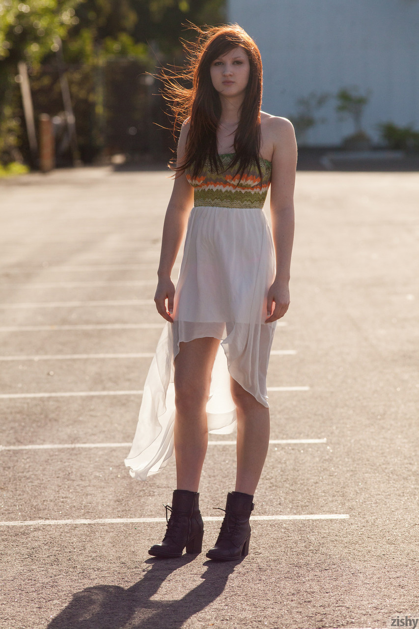 Ellena Woods, किशोरी छोटे स्तनों के साथ, पीछे की सीट पर अपनी योनि का प्रदर्शन करती है