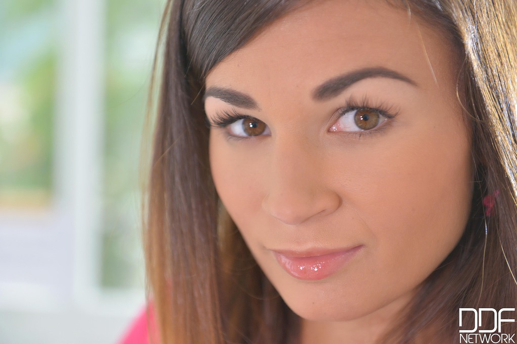 कीरा गीली योनि में अपनी उंगलियां गहराई से डालना पसंद करती है एकल