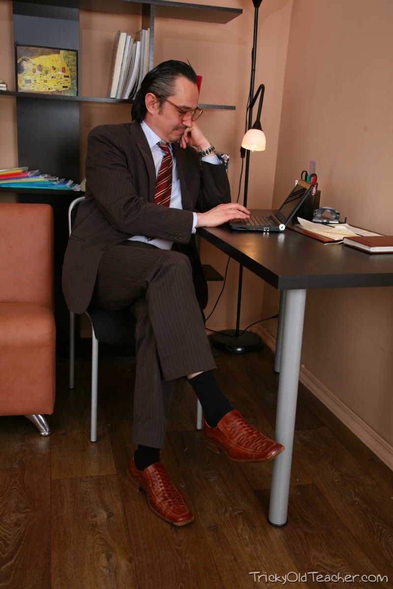 المعلم العجوز يغوي ويدمر العذراء المراهقة أليونا