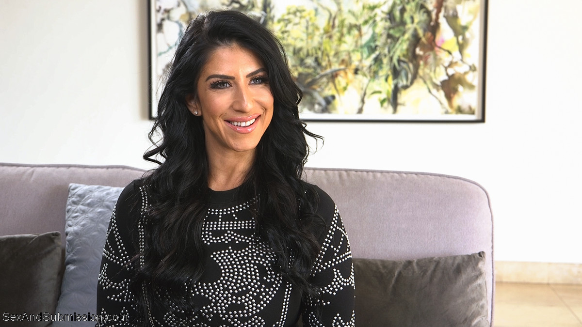 Связанная MILF Рэйвен Харт Дразнит Своими Большими Сиськами Пока Её Грубо Трахают