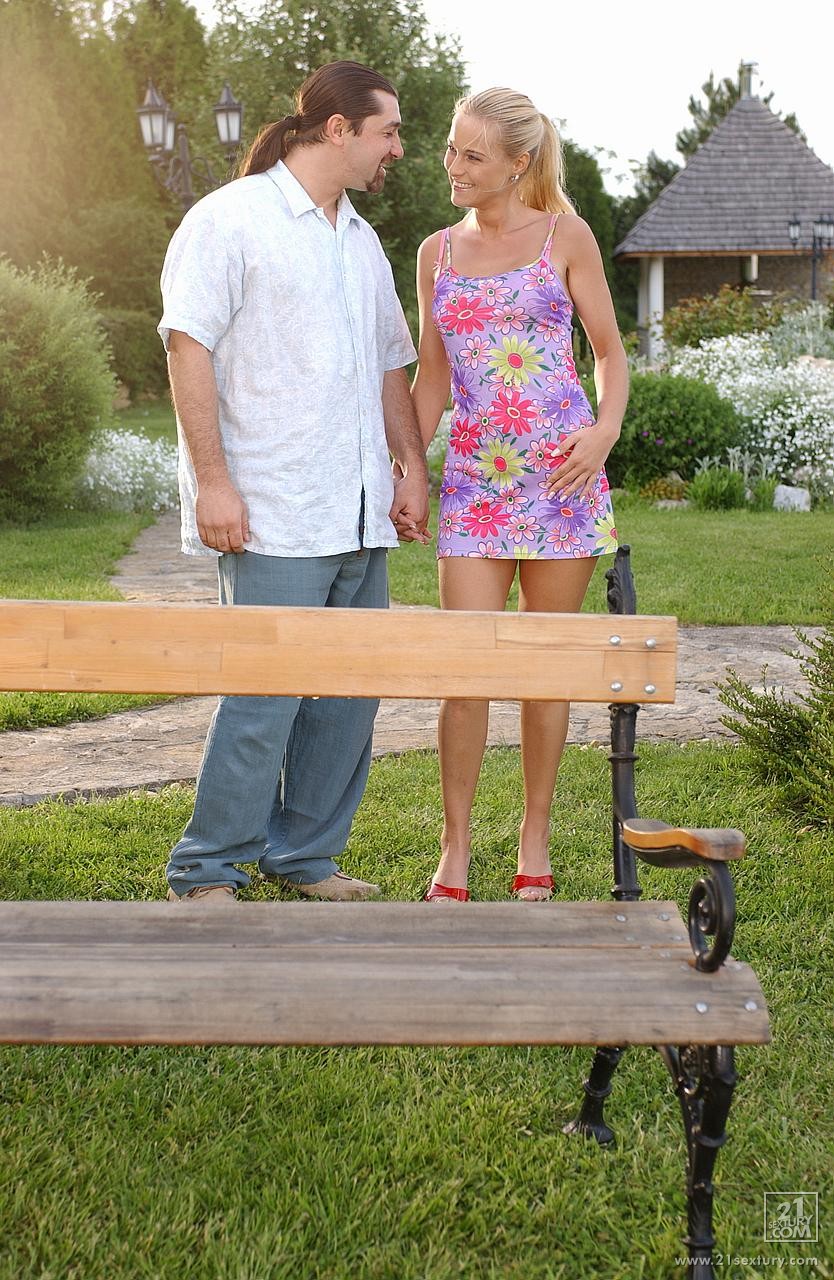 सुनहरे बालों वाली चेक निक्की सन ब्लोजॉब के बाद अद्भुत एनल रिवर्स काउगर्ल