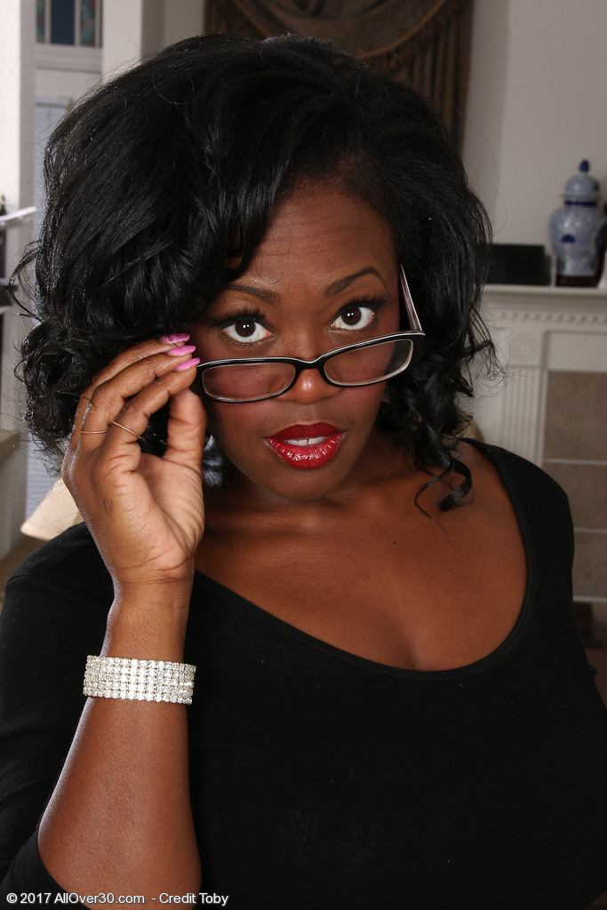 熟した黒檀の美熟女サニーがたるんだ乳房を露出し股を開いてマンコを見せる