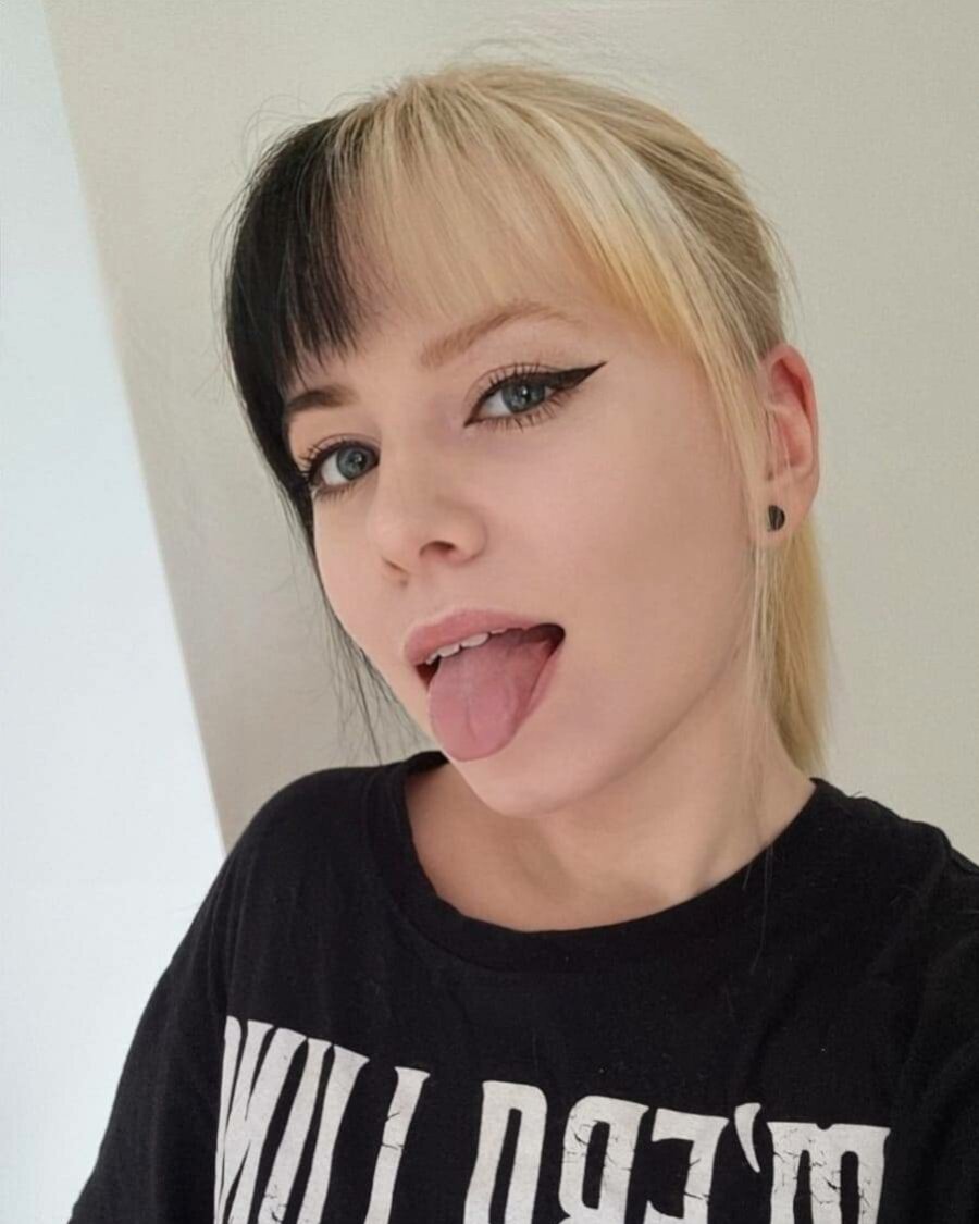 Блондинка Хвастается Удивительной Толстой Задницей В Чёрном Белье