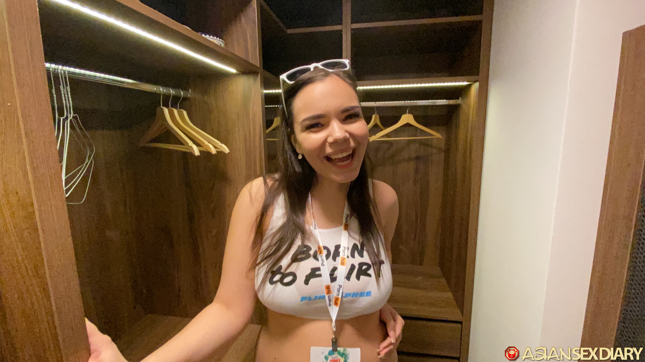 फ़्लर्ट4फ़्री पर पीओवी सेक्स के बाद बड़े स्तन वाली एशियाई बेब फेशियल लेती है