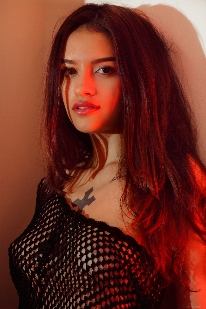 شابة لطيفة مع وشم صليب على صدرها ليرون شين تمسح فرجها على الأرض