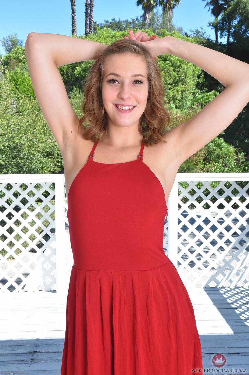 美しいモリーマンソンが近距離で剃毛したおまんこを開くアウトドア