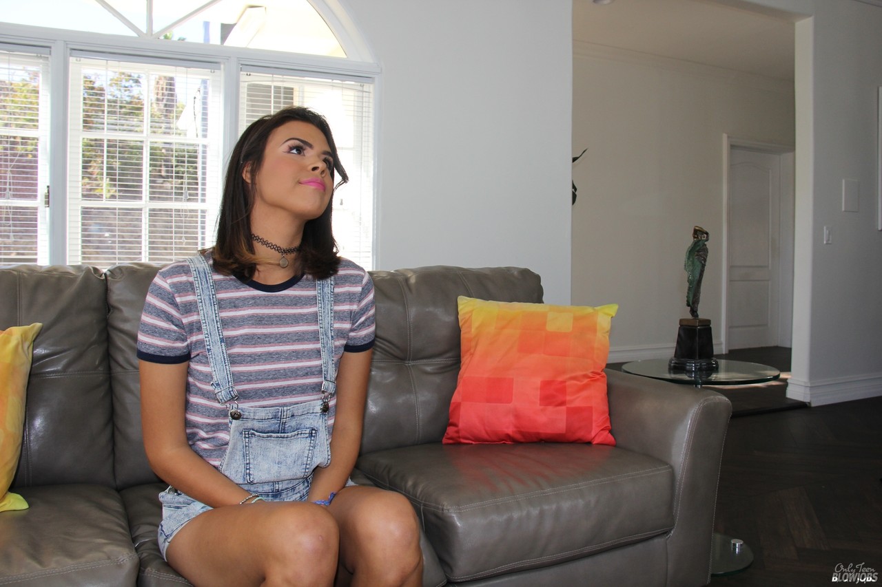 Latina Kat Aryna Avec Des Seins Percés Suce Un Énorme Pénis En 69