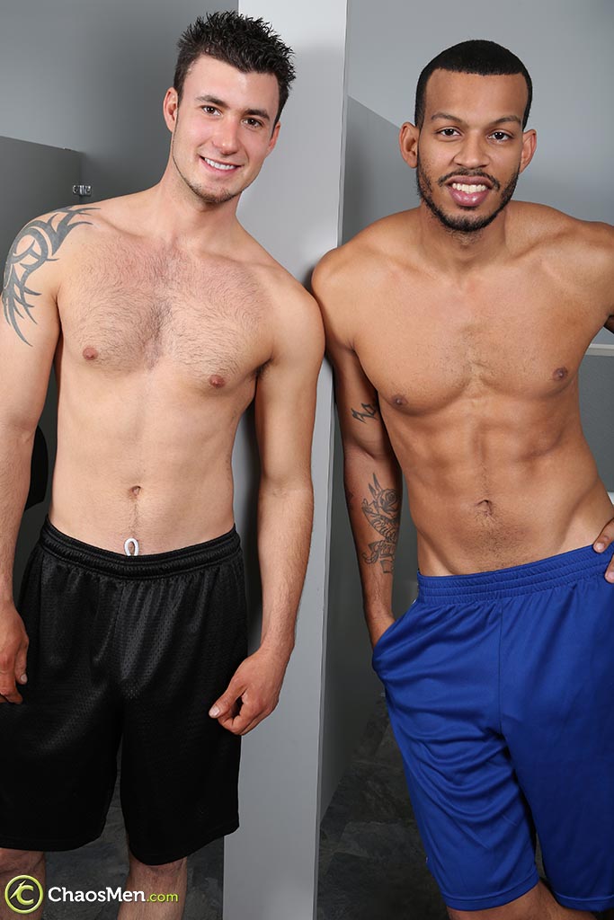 हॉर्नी गे प्रेमी माइक मैन और जेट एक ग्लोरीहोल के माध्यम से ओरल गेम्स खेलते हैं