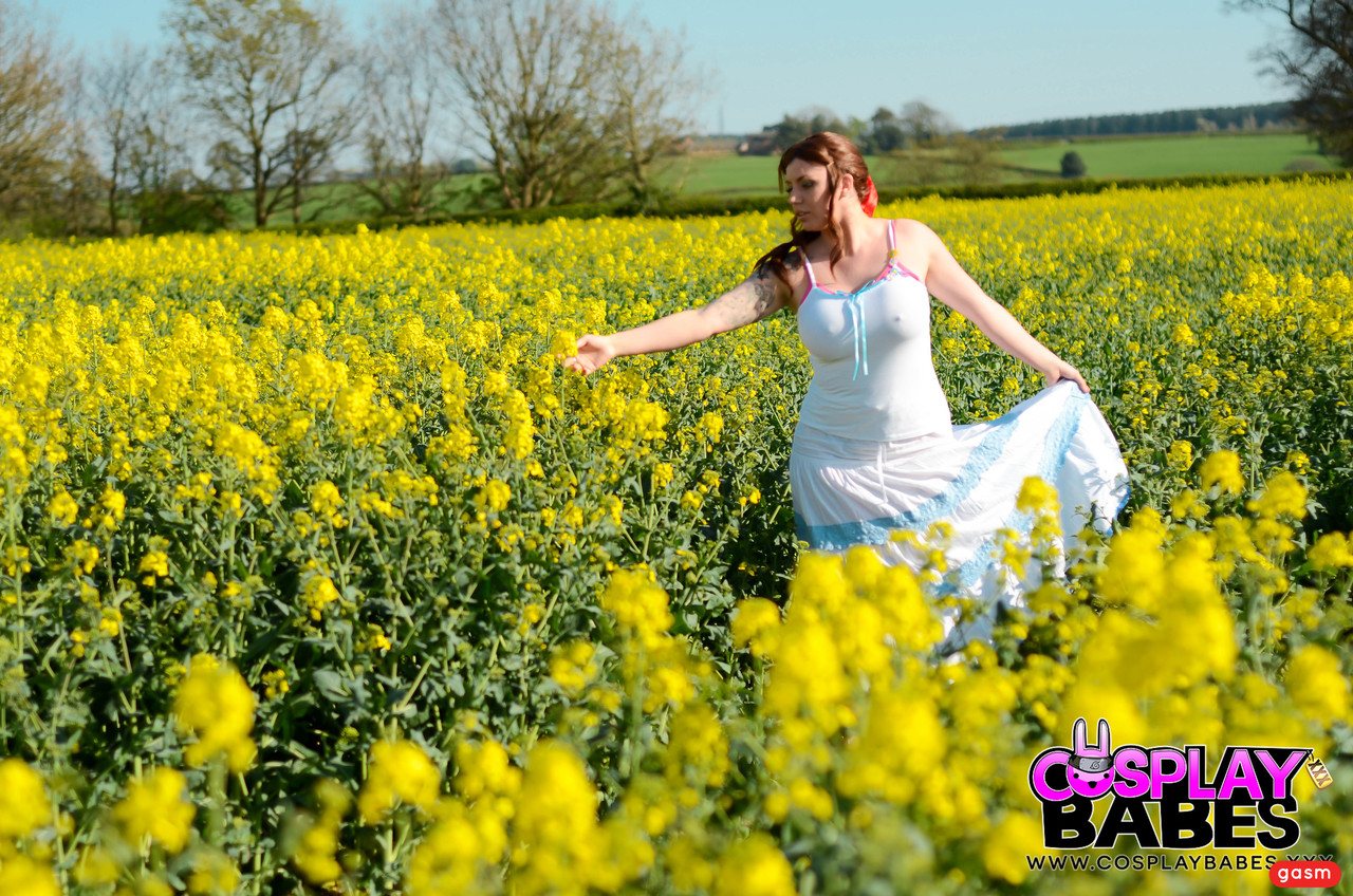 丰满黑发美女Yuffie Yulan户外展示她美味的翘臀