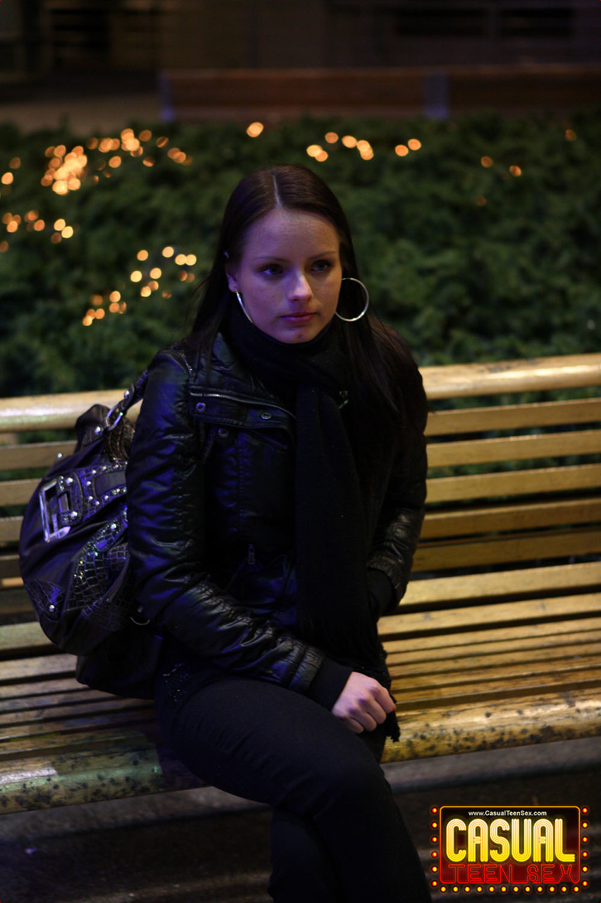 黑发巴西尔展示小胸部并在地板上被陌生人钉住