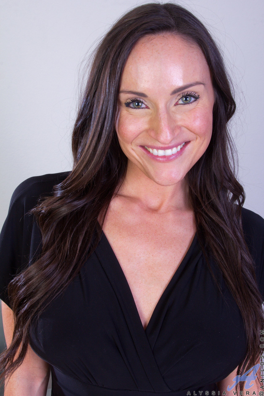 いたずらな美熟女アリッシア・ベラが全裸になり剃毛したアソコを接写で見せる