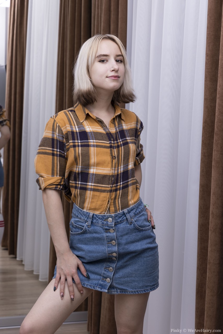 شابّة أشقر مع حلمات مدببة تُظهر مؤخرة ساخنة وبظر مُشعر