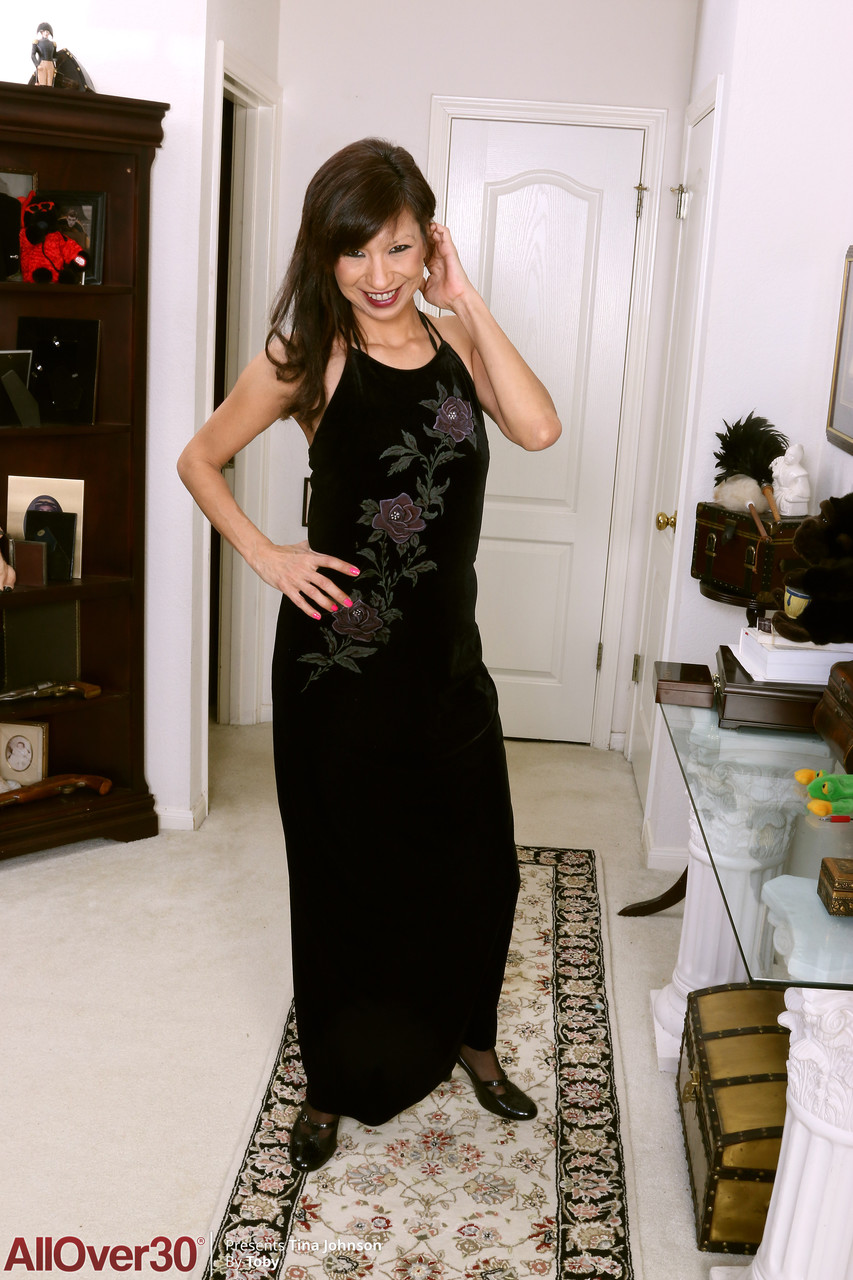 アジアの熟女ティーナジョンソンはゆっくり小さな乳房を露出させて自分のおまんこをこすり