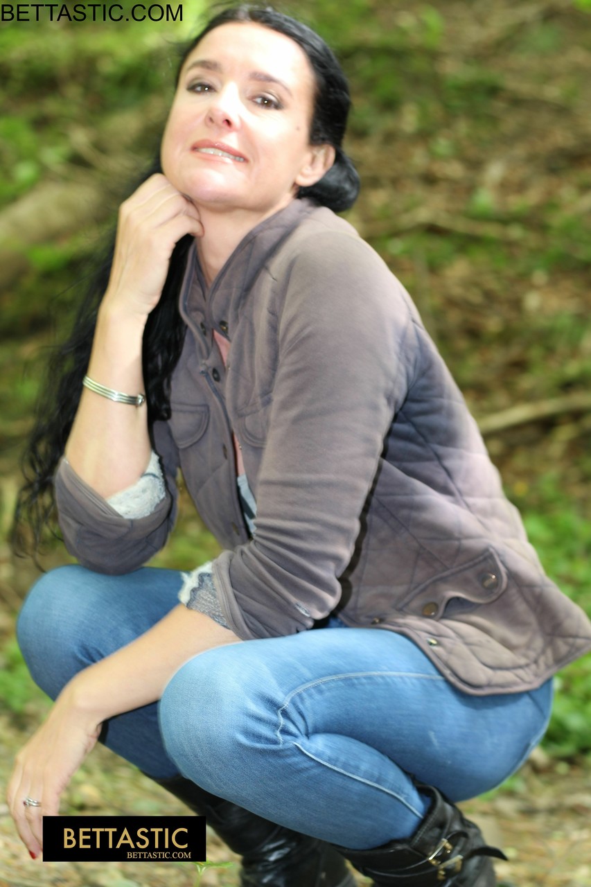 بنية رائعة تُظهر جسدها الرياضي بالجينز في الهواء الطلق