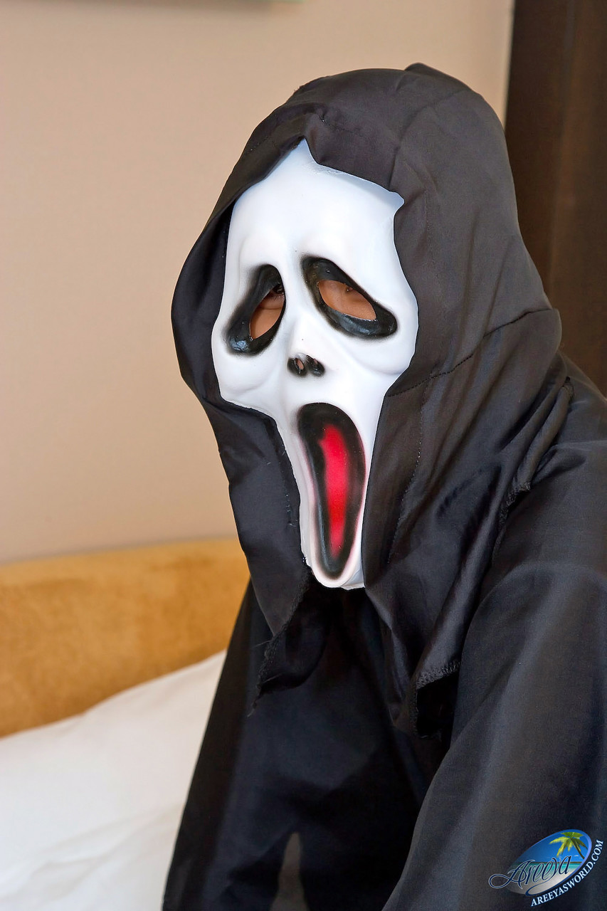 Ladyboy Tailandesa Areeya Amarrada Recebe Prazer Do Parceiro No Halloween