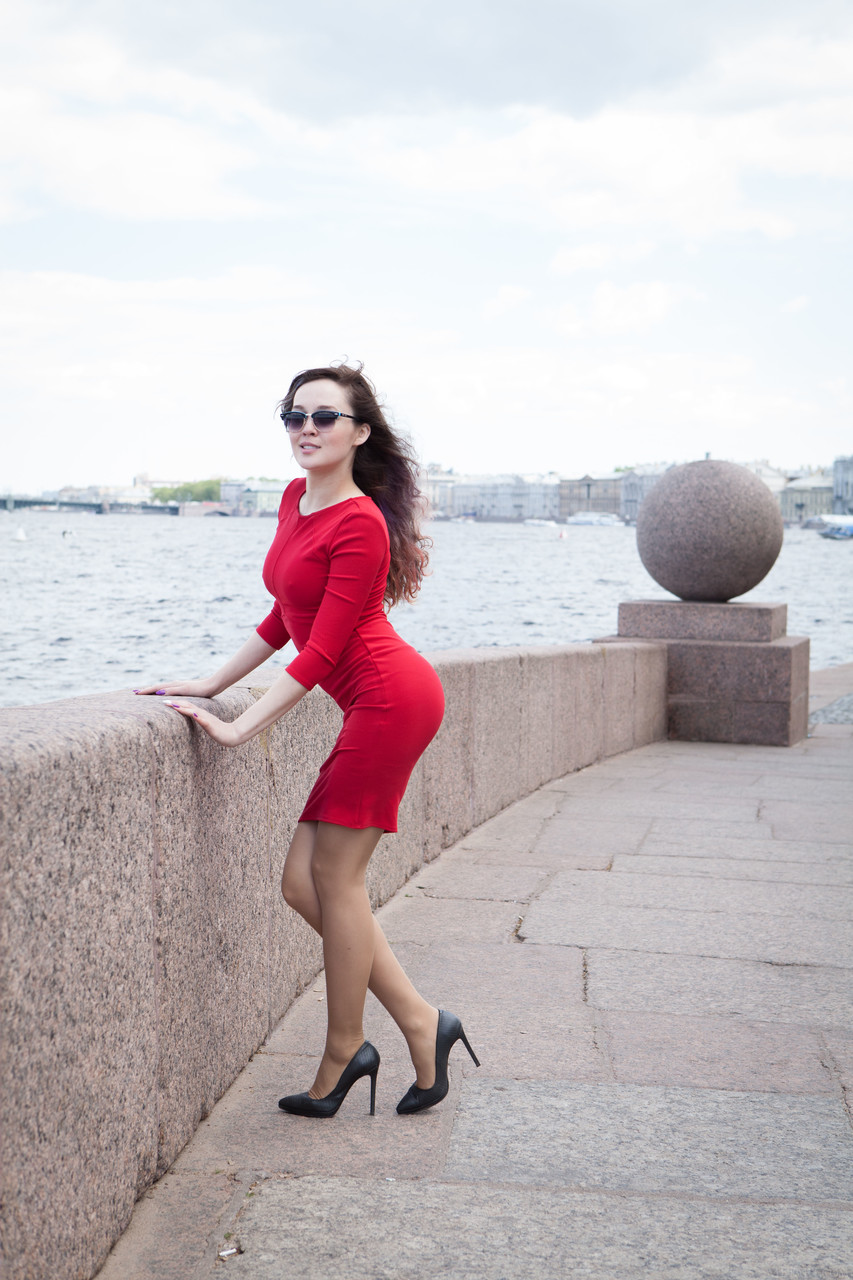 華麗な美女Uliaがストッキングを脱いで超ハゲがないおまんこを広げる