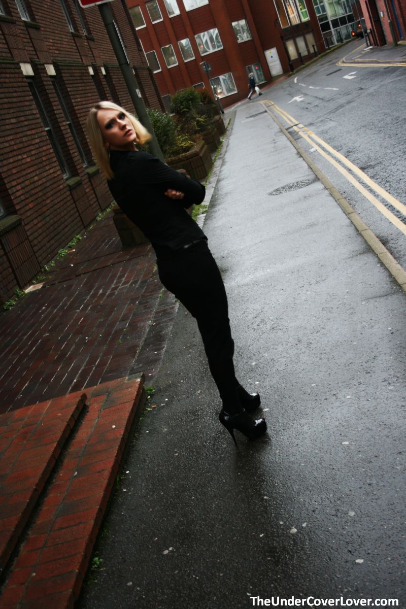 金发妻子凯利玛丽娜秘密吸吮大黑鸡巴并骑狗式