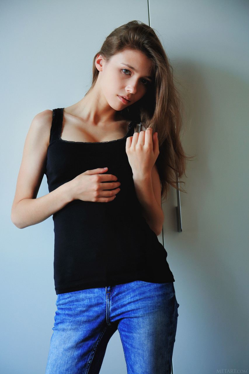 美しいブルネットティーン・ミラ・アズールが巨乳を露出し裸でポーズを取る