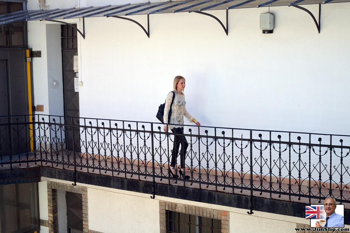 Loira Sozinha Tira Calça De Couro Para Se Masturbar Para Velho