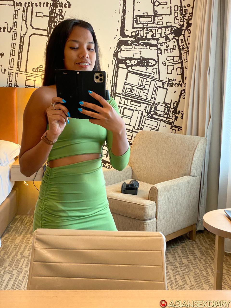 可爱的亚洲处女Fon B在酒店被陌生人操