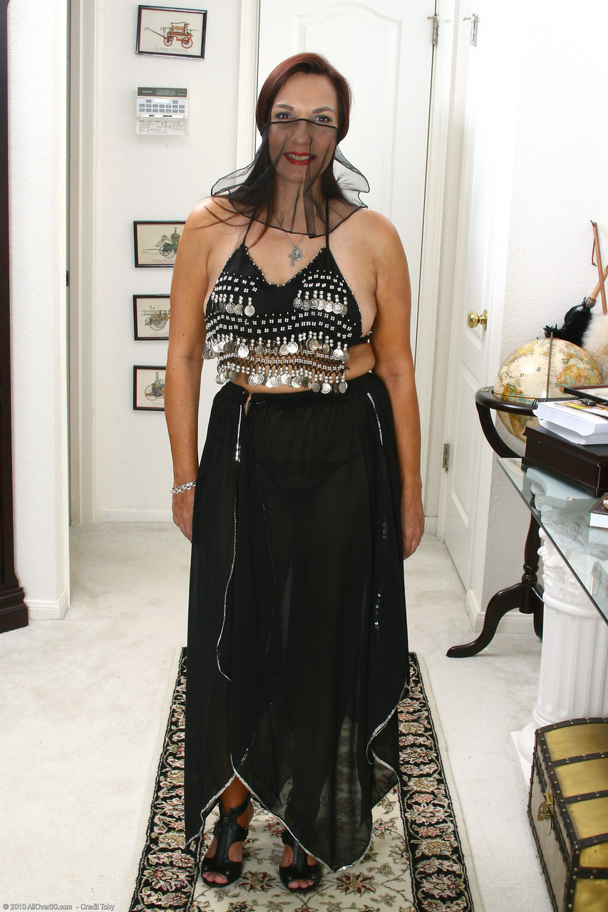 Mulher Madura Alta Mariska De Quatro Mostrando Seu Grande Bumbum