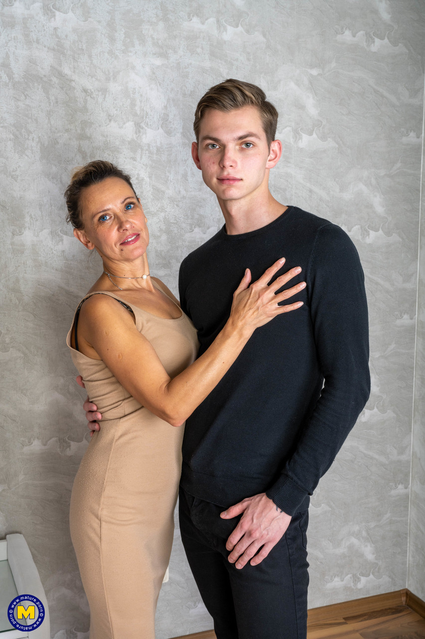 الأم الهواة تحصل على قذف من ابن زوجها الصغير