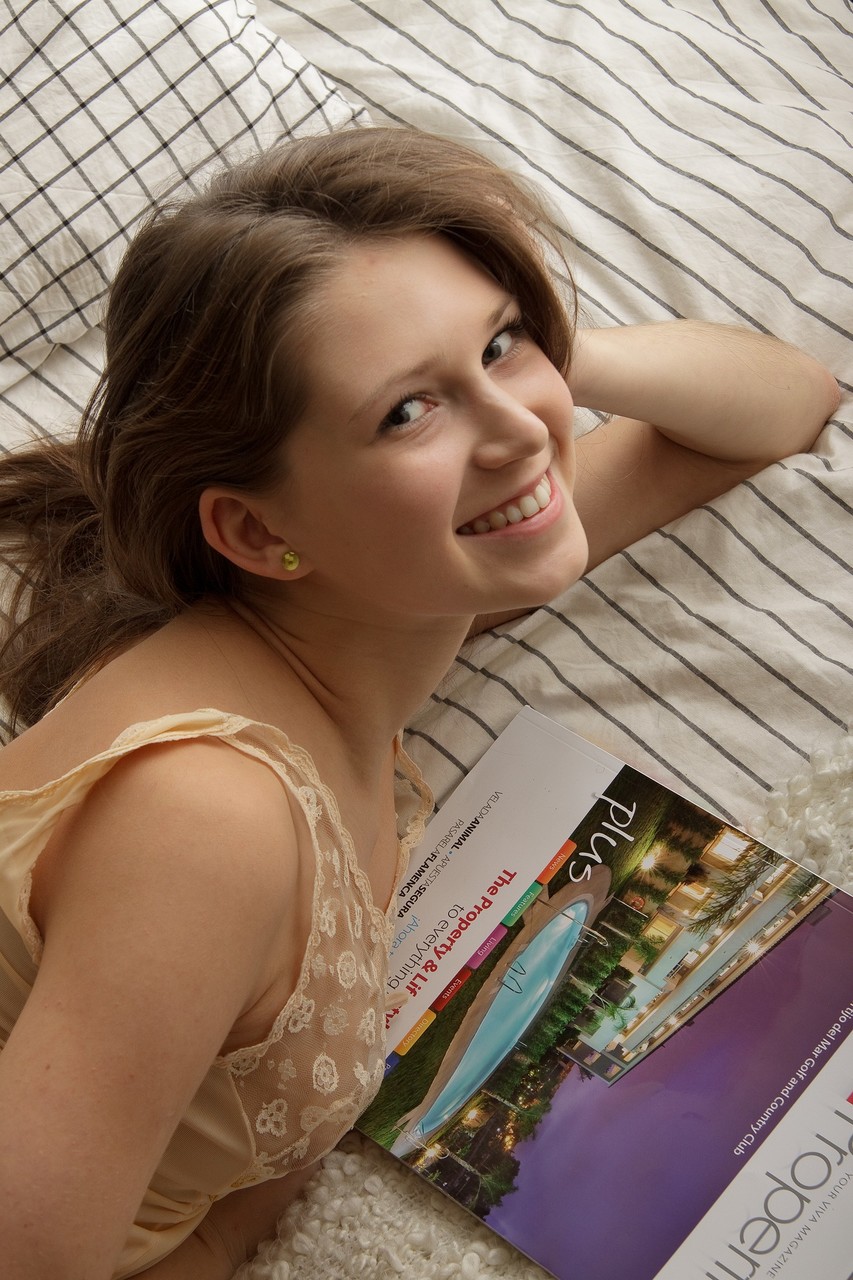 甜美青少年业余爱好者梅丽卡滑下可爱内衣并在床上自慰