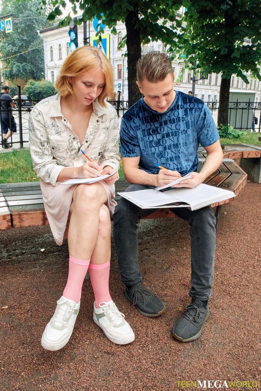 甜美少女艾玛·科尔蒂露出可爱小屁股并在床上迎接肉棒