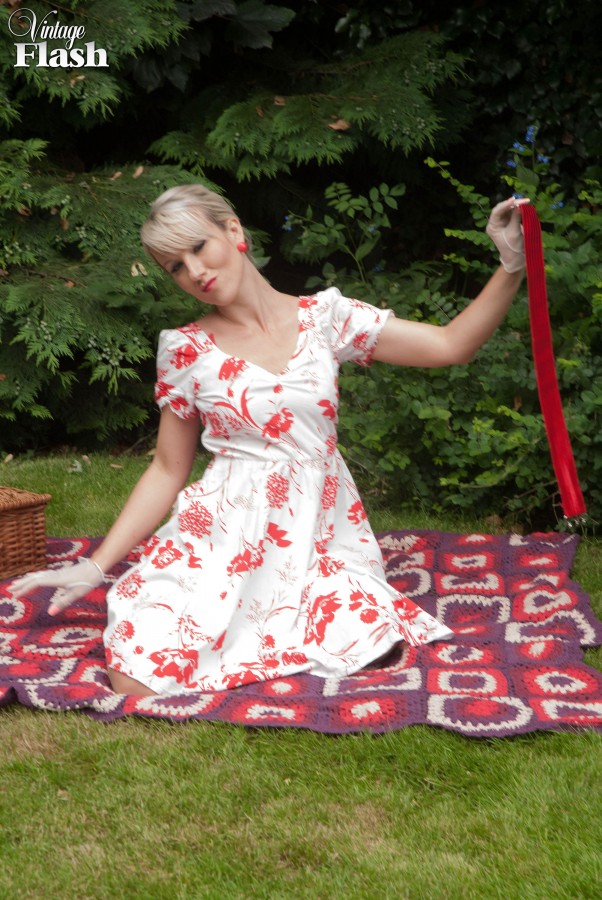 सेक्सी मिल्फ ईवी क्रिस्टल बाहर सफेद पैंटी उतारती है