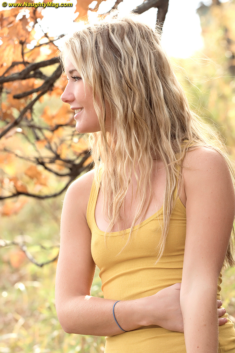 痩せたアマチュア金髪のジュエルが木の下で裸でしゃがむ