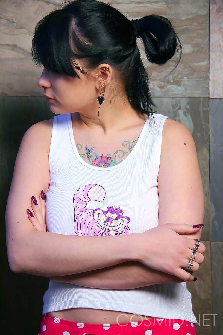 黑发业余女郎詹妮克松开她的大胸部，穿着可爱的内裤