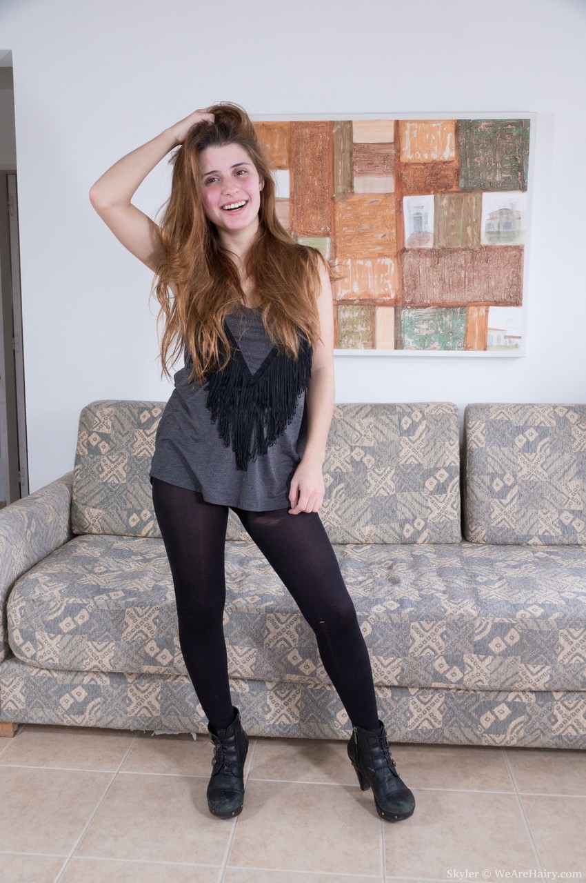 若いアマチュアのSkylerが服を脱いで、近距離で毛深いマンコを露わにする