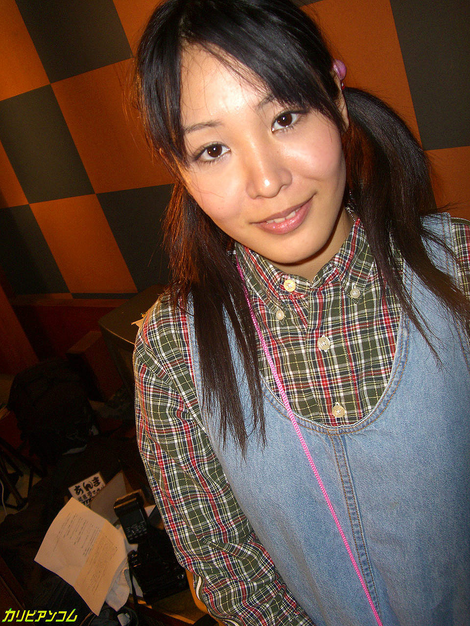 एशियाई किशोर पिगटेल टोमो को बूढ़े आदमी द्वारा उसकी झांटदार योनि भर दी जाती है